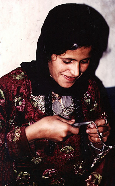 ملف:Yemenite Silver Smiths at Work in Wadi Awlah, Yemen.jpg